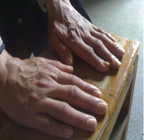 退休老大爷在郑州痛风风湿病医院中医(风湿)科治疗后跟类风湿说再见