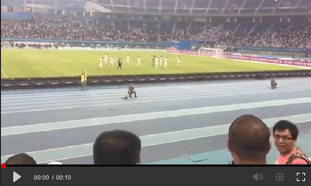 郑州球迷愤怒倒戈!喊亚泰进一个 赛后怒骂:滚 郑州球迷愤怒倒戈!喊亚泰进一个 赛后怒骂:滚