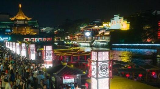 大批游客在南京夫子庙景区排起长队坐游船 大批游客在南京夫子庙景区排起长队坐游船