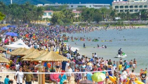 数万游客畅享三亚椰风海韵阳光沙滩 数万游客畅享三亚椰风海韵阳光沙滩