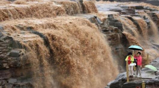 游客在黄河壶口瀑布景区游览观赏瀑布 游客在黄河壶口瀑布景区游览观赏瀑布