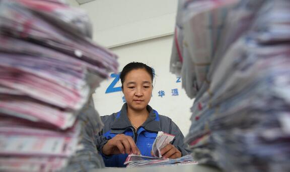 实拍女快递员双11-日送超千件 实拍女快递员双11-日送超千件