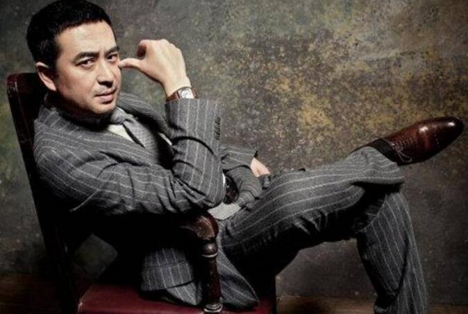 张嘉译:这个努力拍戏的驼背大叔,患有强直性脊柱炎,让人心疼 张嘉译:这个努力拍戏的驼背大叔,患有强直性脊柱炎,让人心疼