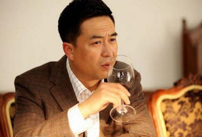 张嘉译:这个努力拍戏的驼背大叔,患有强直性脊柱炎,让人心疼 张嘉译:这个努力拍戏的驼背大叔,患有强直性脊柱炎,让人心疼