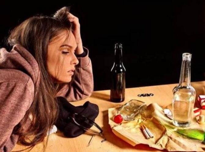 痛风病人到底能不能喝酒?郑州痛风医院:有种不要钱的液体,降尿酸最管用 痛风病人到底能不能喝酒?郑州痛风医院:有种不要钱的液体,降尿酸最管用