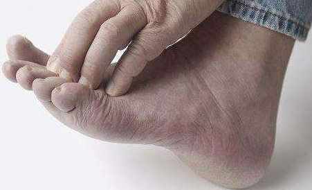 右脚凉会是风湿病吗?河南风湿治疗医院.jpg 河南风湿治疗医院