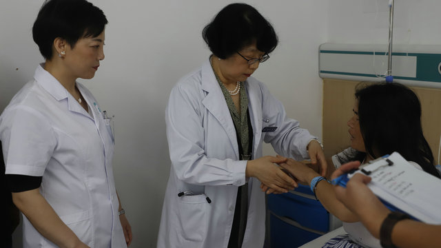 杜爱华主任、李小霞主任医师联合病人主治医生及各病区主任进行精准查房巡诊 杜爱华主任、李小霞主任医师联合病人主治医生及各病区主任进行精准查房巡诊