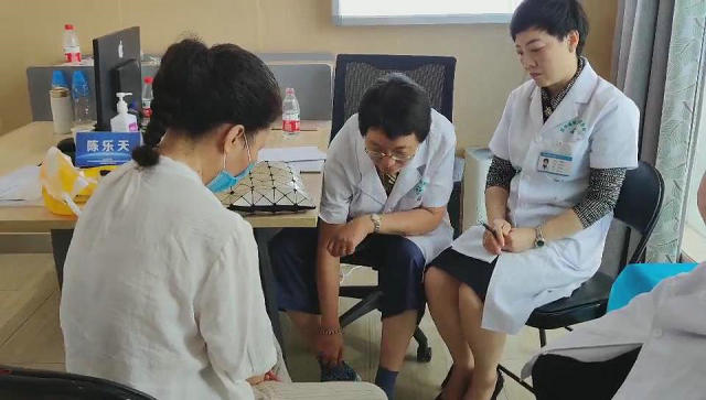 李小霞教授、陈乐天教授联合病人主治医生及各病区主任进行精准查房巡诊 李小霞教授、陈乐天教授联合病人主治医生及各病区主任进行精准查房巡诊