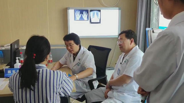 杜爱华主任、李小霞主任医师联合病人主治医生及各病区主任进行精准查房巡诊 杜爱华主任、李小霞主任医师联合病人主治医生及各病区主任进行精准查房巡诊