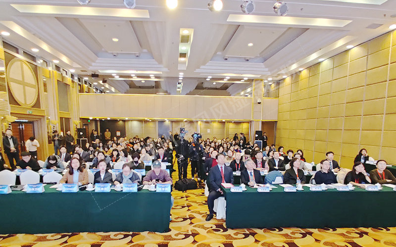 图:会议现场专家云集 图:会议现场专家云集