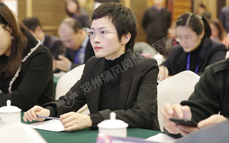 图:亚太痛风联盟高尿酸血症及痛风管理中心(HGMC)郑州痛风风湿病医院分中心、郑州痛风风湿病医院门诊主任王色蓉列席中华医学会内分泌学分会高尿酸学组委员与会专家代表团 图:亚太痛风联盟高尿酸血症及痛风管理中心(HGMC)郑州痛风风湿病医院分中心、郑州痛风风湿病医院门诊主任王色蓉列席中华医学会内分泌学分会高尿酸学组委员与会专家代表团